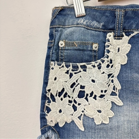 Mossimo Floral Embroidered Denim Jean Shorts Size 13 - Picture 3 of 4